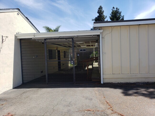 Building Photo - 3870 Unit 4490-B
