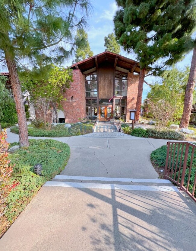 Building Photo - Stylish Condo with Pool, Fitness Center & ...