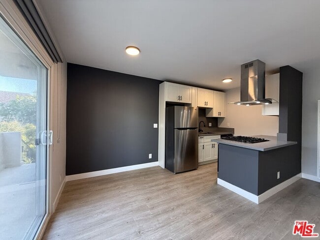 Photo - 2650 S Barrington Ave Unit 4