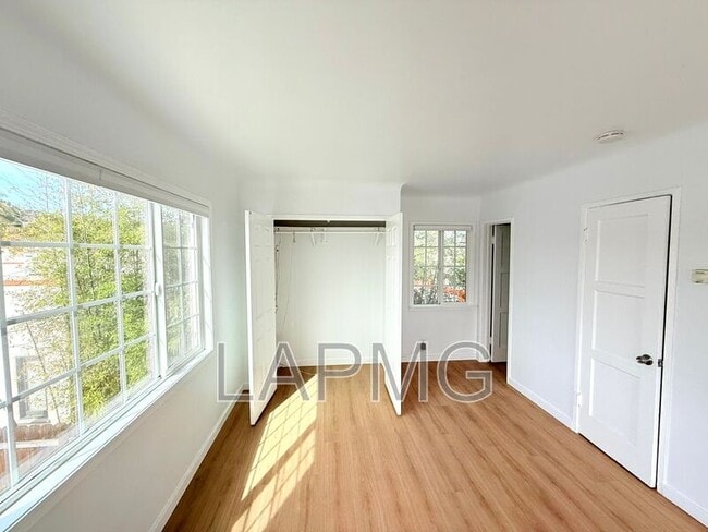 Photo - 230-232 Rennie Avenue