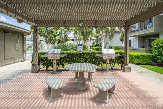 Barbecue and Picnic Table - Strada Apartments