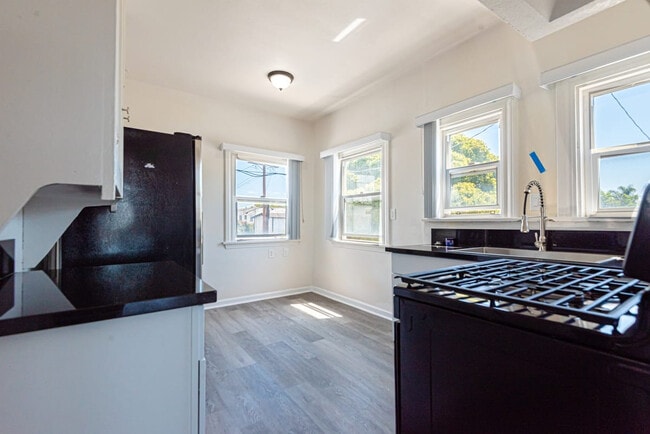 Photo - 4915 San Vicente Blvd Unit 2