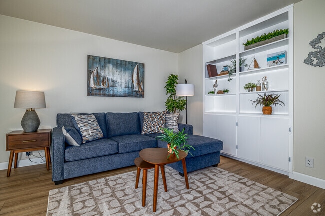 2BR, 2BA - 950SF - Living Room - Woodlake