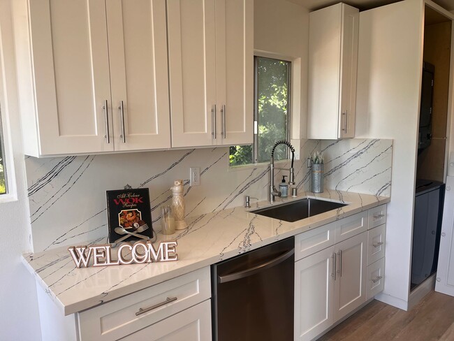 Building Photo - FREE RENT UNTIL JULY 1 2026 You must see this most amazing Clairemont “penthouse” ever! Unit C