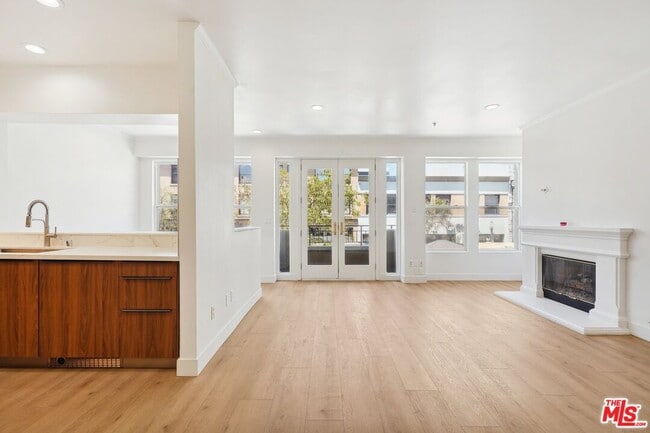 Building Photo - 80 N Raymond Ave Unit 101