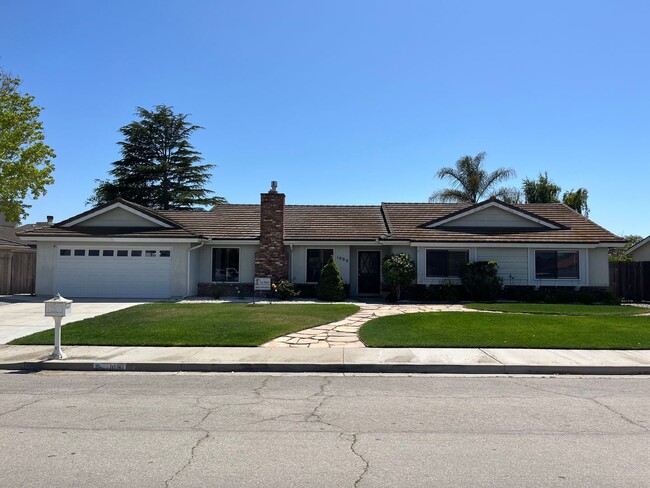 Photo - 1090 Foxenwood Dr