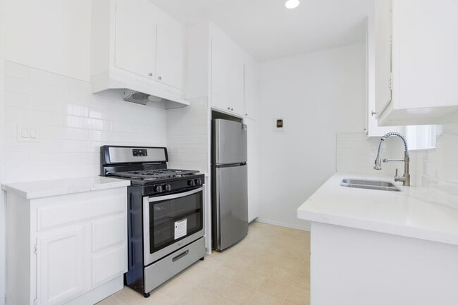Photo - 323 E Chestnut St