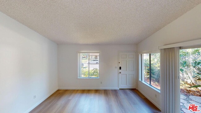 Photo - 10464 Larwin Ave