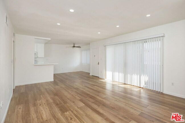 Photo - 12801 Moorpark St Unit 313