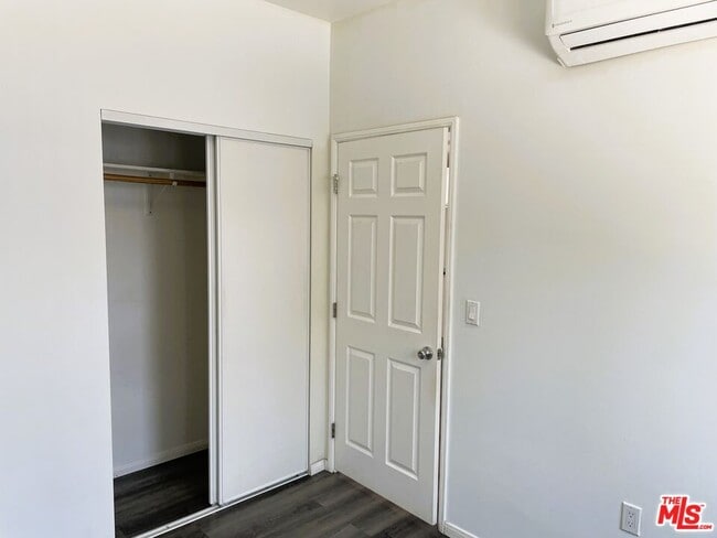 Photo - 1106 W 91st St