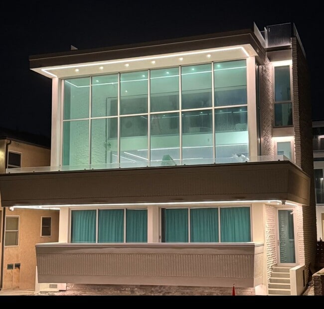 Building Photo - Stunning Ocean Front Location Unit A