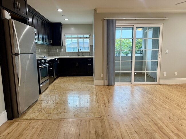 Gorgeous 2/2 with Assigned Parking! In Uni... - Gorgeous 2/2 with Assigned Parking! In Uni... Unit 4