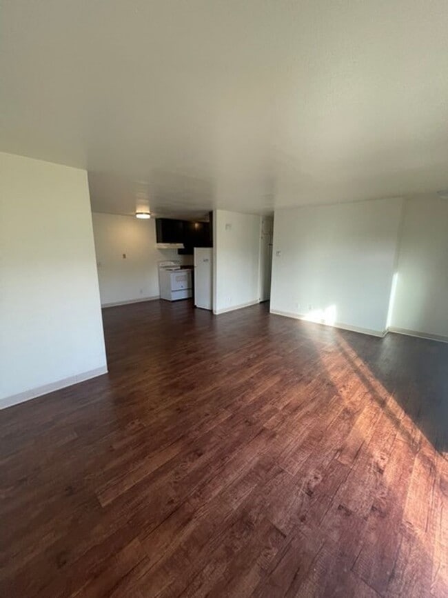 Downstairs 3 bedroom / 2 bath w/garage - Downstairs 3 bedroom / 2 bath w/garage Apartment Unit 1