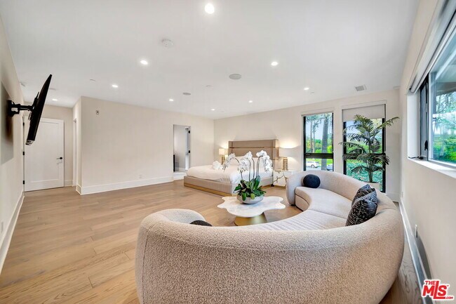 Photo - 721 N Beverly Dr