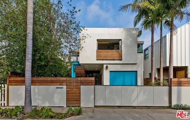 Building Photo - 832 Superba Ave Rental