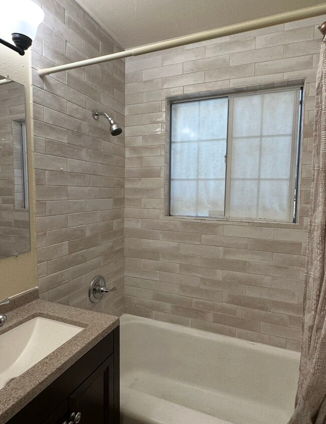 Tub shower in master bathroom - 16964 Millstone Dr Unit Mater room -Private bath