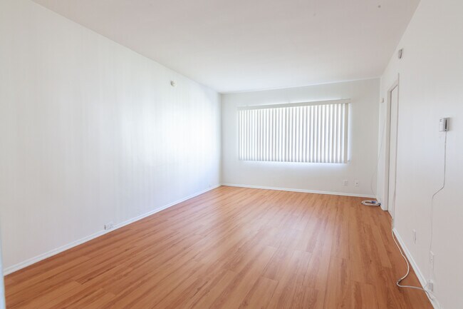 Photo - 667 Levering Ave
