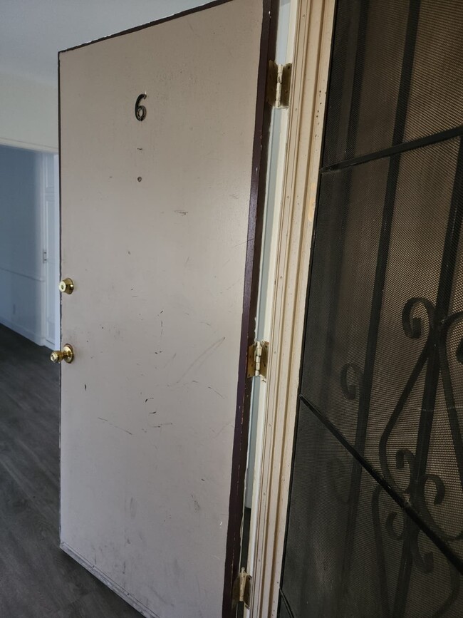 Building Photo - 4767 San Vicente Blvd Unit 6