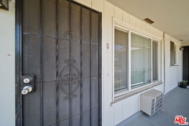 Photo - 14913 Hartland St Unit 6