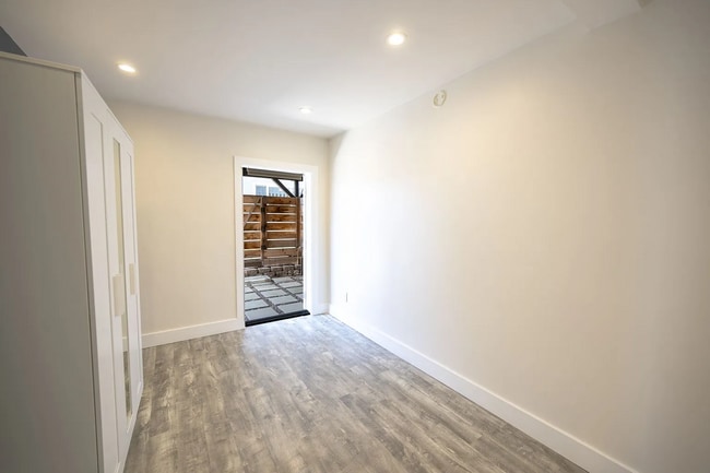 Freshly painted with new interior finishes... - Freshly painted with new interior finishes... Apartment