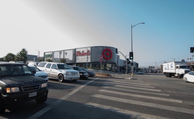 Building Photo - 4915 San Vicente Blvd Unit UPPER ONE BD DUPLEX