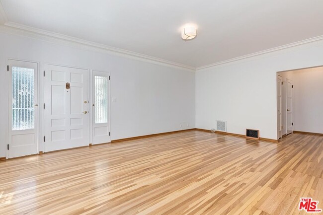 Photo - 448 1/2 S Wilton Pl