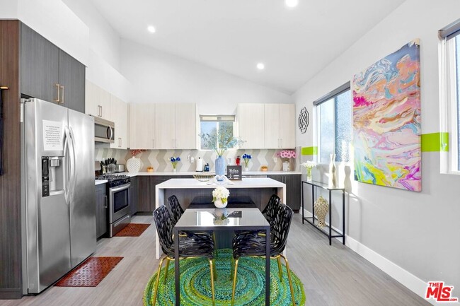 Building Photo - 5855 Vineland Ave Unit B