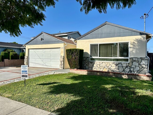 Building Photo - Large North Torrance House. Torrance Schools, Huge yard, 2 car garage hookups **OPEN HOUSE EVERY ...