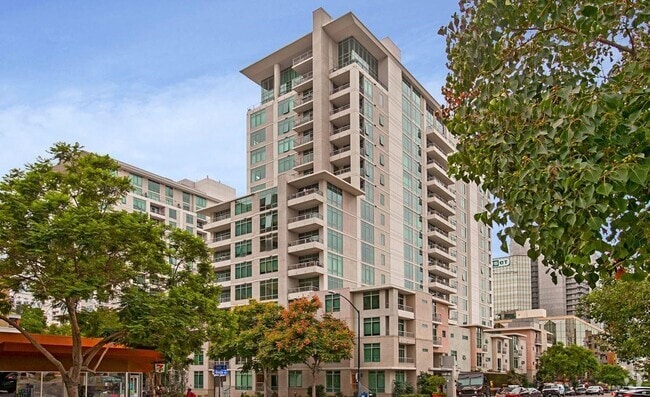 Building Photo - 425 W Beech Unit 327 Rental