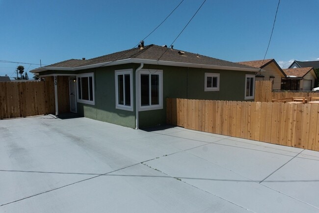 Building Photo - 568-570 10th Street Unit 570 10th Street