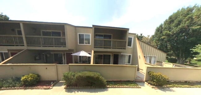 Building Photo - 3 Bedroom Townhome for Lease in Highly Des...