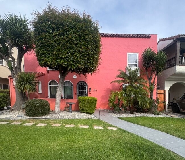 Photo - 1056 S Redondo Blvd Unit 1058