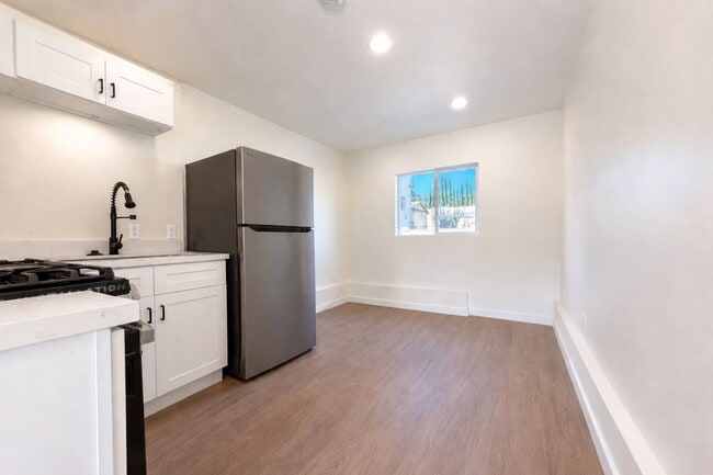 Building Photo - 6819 N Figueroa St Unit 25