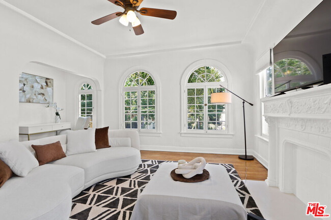 Building Photo - 444 N Orange Grove Ave Unit 444 1/2