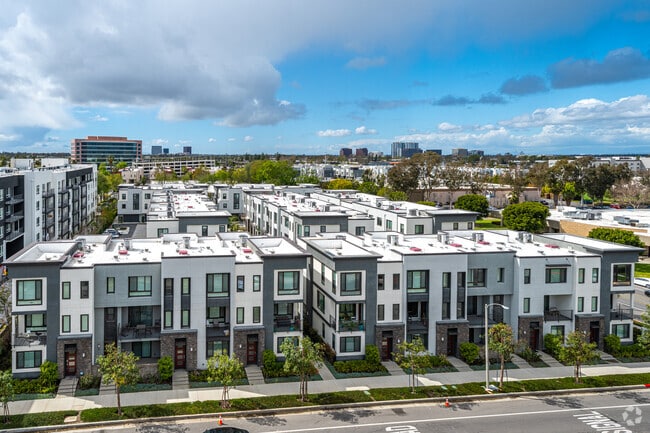 17821 Gillette Ave - Lux