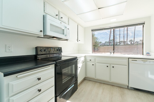 Building Photo - 2420 Los Coyotes Dr