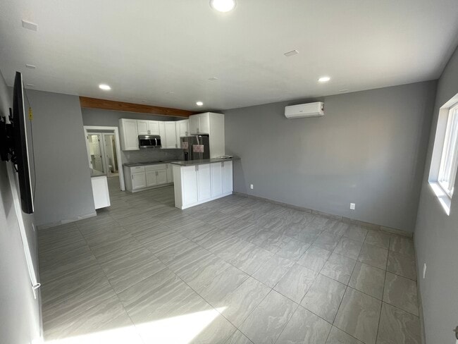 Photo - 16220 Schoenborn St