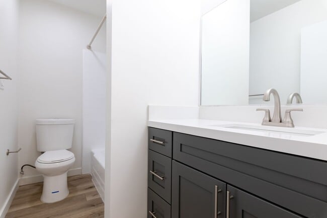 Photo - 1 & 2 Bedroom Apartment in KoreaTown, Los Angeles with Balcony