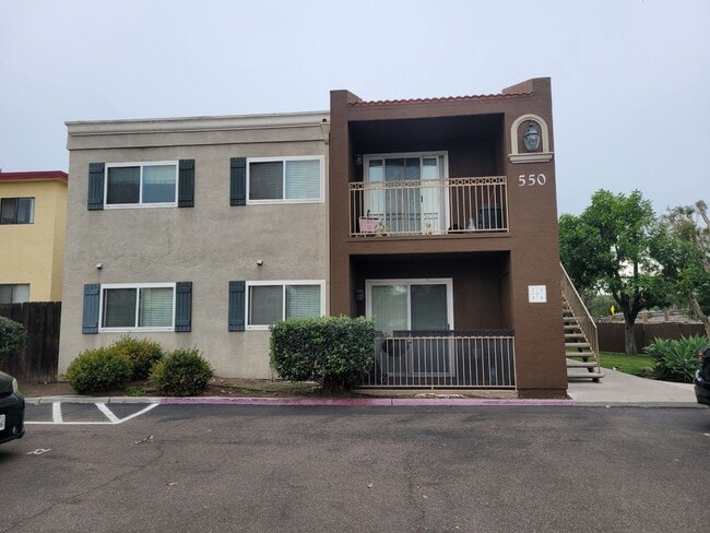 Building Photo - Updated condo in gated community Unit 2