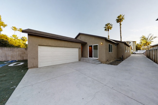 Building Photo - Big parking lot!!