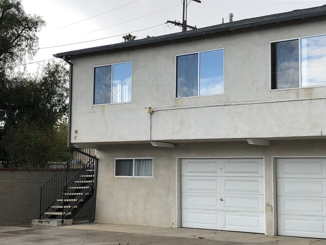 Front exterior. Upper left unit. - 119 W Hillsdale St Unit B