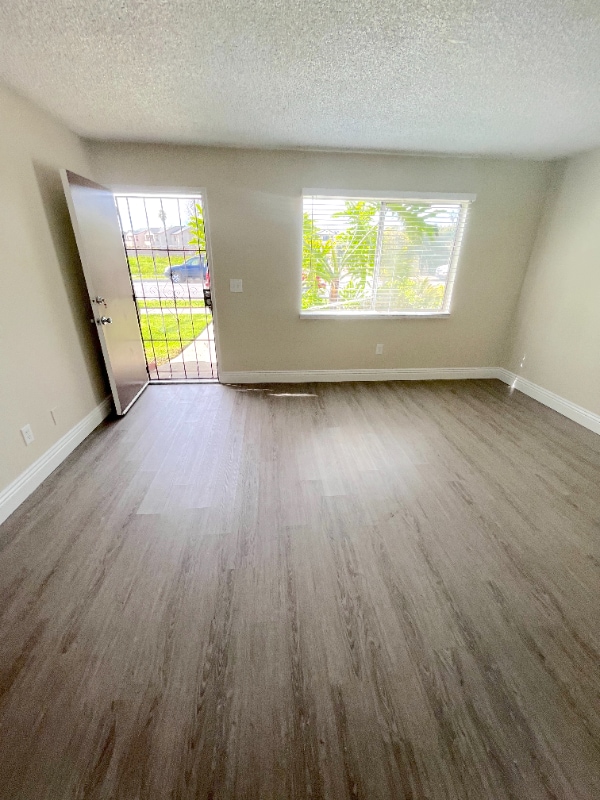 Photo - 831 S Oaks Ave