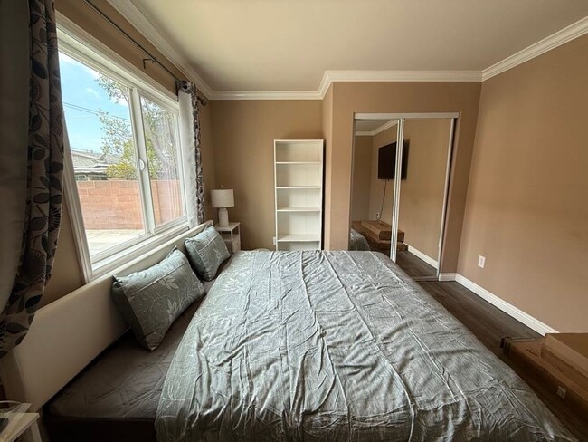 Building Photo - Charming 4-Bedroom, 2-Bath Fully Furnished...