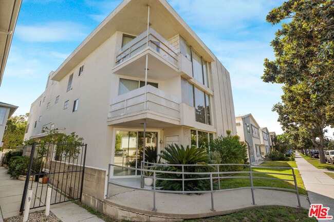 Building Photo - 248 S Doheny Dr Unit 3