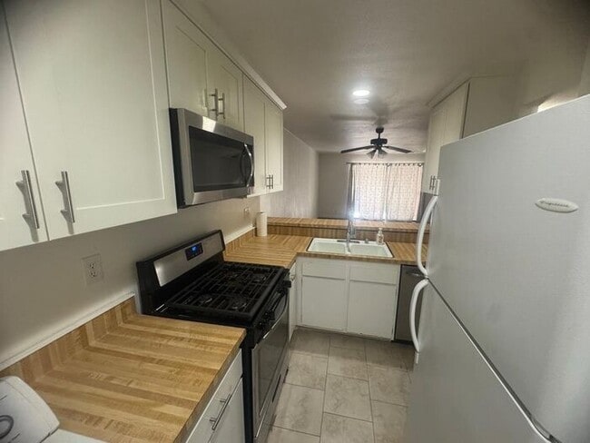 Building Photo - Amazing Deal 1 Bed 1 Bath for Rent Orange ... Rental