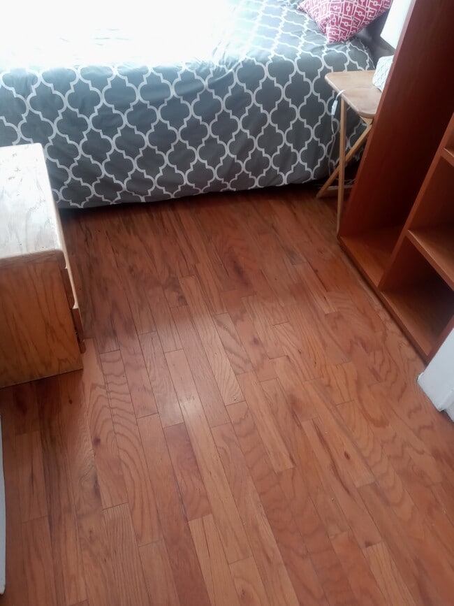 Small bedroom - 2023 Cloverfield Blvd Unit F