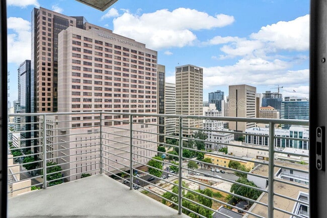 Building Photo - 801 Ash St Unit 1101