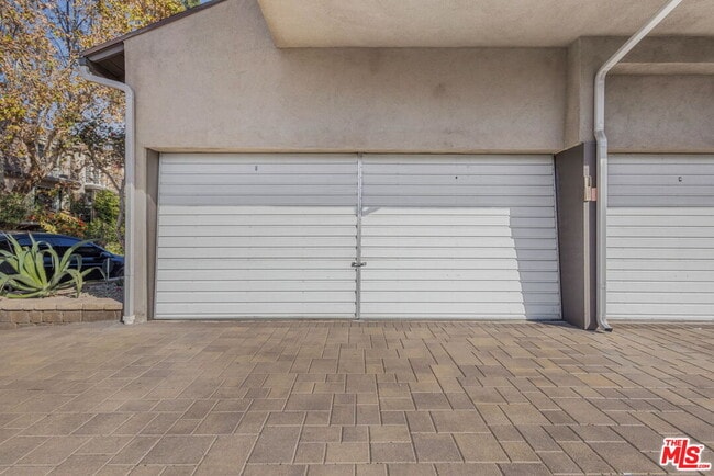 Photo - 10610 Landale St