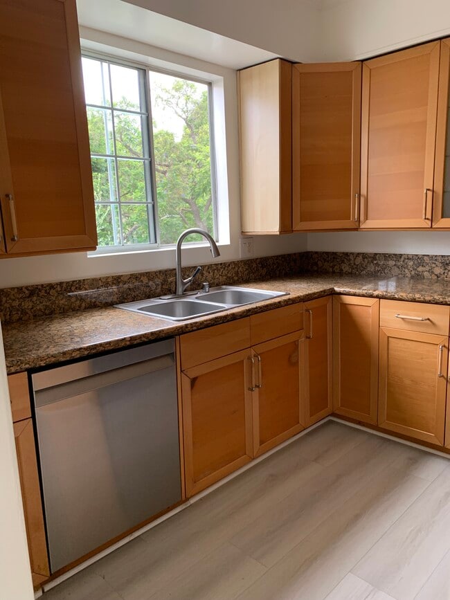 Photo - 335 N Oakhurst Dr Unit 4