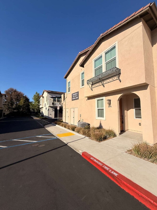 Building Photo - $3,900 - 3 Bed/ 3 Bath Modern Townhome in Santee